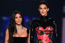 Chi em Kim Kardashian tro thanh tro cuoi cho khach moi o Emmy hinh anh