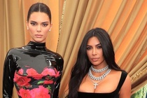 Kim Kardashian mac sexy, bieu cam lanh lung ben Kendall Jenner hinh anh