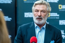 Alec Baldwin bi to vo trach nhiem trong vu ban chet nguoi hinh anh