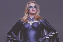 Batgirl bị cười nhạo vì không mặc vừa áo giáp