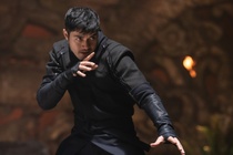 Henry Golding mất 2 tháng luyện kiếm cho vai Xà Nhãn