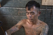 3 thanh nien dung thung xe tai cu lap boongke ban ma tuy hinh anh