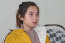 Nguoi phu nu lua ban khau trang qua mang hinh anh