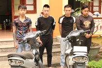 4 thanh nien quay clip boc dau, dot phao sang de cau like hinh anh