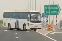 Ôtô chở công nhân chạy ngược chiều trên cao tốc