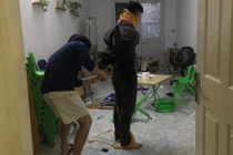 Chủ shop điện thoại bị cướp khống chế, xịt hơi cay