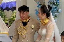 Chú rể hạ đường huyết khi đang nhận vàng trong ngày cưới