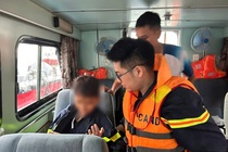 Vu lat tau vinh Ha Long: Cuu song be trai 10 tuoi sau 4 tieng mac ket hinh anh