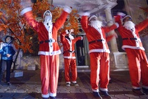 5 ong gia Noel khuay dong dem yen tinh thu do hinh anh
