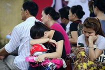 Người nhà sĩ tử căng thẳng trong nắng nóng 40 độ C