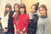 Apink nhan cup du bi che khong biet hat hinh anh