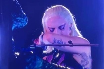 Lady Gaga khóc vì phải hủy đêm nhạc