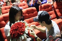 Chuyen tinh cua chang trai thue rap chieu phim cau hon hinh anh