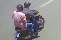 Hai ga dan ong gan 50 tuoi di cuop giat hinh anh