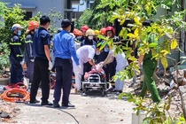 Sap tuong nha o Nha Trang, 2 nguoi bi vui lap hinh anh