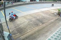 Dụ dỗ bé gái lên xe máy rồi cưỡng đoạt đôi bông tai