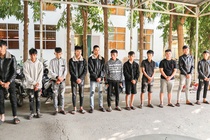 Phong 'bụi' bị truy bắt, gọi đàn em cầm hung khí trả thù