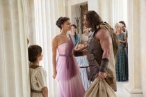 Irina Shayk vào vai vợ Hercules.