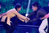 Thien Nhan manh dan nam tay hot boy mat hi tren san khau hinh anh