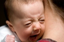 Lam gi khi be deo bam cha me? hinh anh