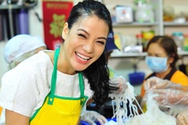 Truong Ngoc Anh tro tai nau an ngon cho nguoi ngheo hinh anh