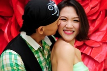 Phan Dinh Tung om hon ba xa xinh dep giua chon dong nguoi hinh anh