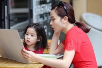 Luu Huong Giang va con gai mac noi bat dao pho Sai Gon hinh anh