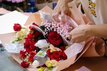 F.A ở nhà, tình nhân tặng hoa khẩu trang ngày Valentine vì dịch corona