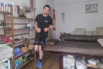 Tranh dich corona, nguoi dan ong chay 66 km trong nha suot gan 7 tieng hinh anh