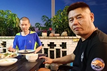 Dua ban than mac ung thu di du lich khap Trung Quoc hinh anh