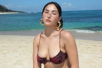 Mau ngoai co goc A dau tien len bia tap chi ao tam hinh anh