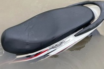 Ngu day da thay nuoc sat mep giuong, ngap yen xe hinh anh