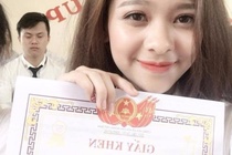 Nữ sinh bất ngờ nổi tiếng nhờ bức ảnh rạng rỡ trong lễ bế giảng