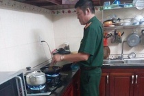 Cha quan nhan nghiem khac nhung van thuong nau an cho con gai hinh anh