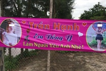 Chang trai Nam Dinh treo bang ron hong to tinh truoc cong co quan hinh anh
