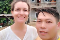 Du khach Canada duoc nguoi dan tra lai tai san danh roi hinh anh