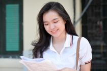 Nhan sac nu sinh mang 3 dong mau noi bat trong ngay thi THPT quoc gia hinh anh