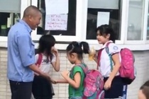 Bac bao ve dap tay, chao hoi hoc sinh truoc cong truong moi sang hinh anh