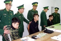 Bat ba nguoi Trung Quoc dung the ATM gia chiem doat tien hinh anh