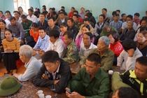 Hon 800 phu huynh o Thanh Hoa phan doi sap nhap truong hinh anh