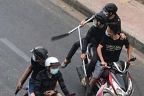 30 thanh nien bit mat cam dao, kiem hon chien hinh anh