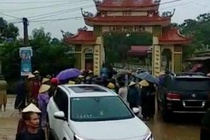 Người dân vây nhóm xăm trổ đến phá cổng làng