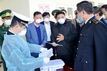 Cang minh chong dich virus corona o bien gioi hinh anh