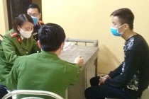 Nam thanh nien dam xe vao dai uy cong an tai chot kiem dich hinh anh