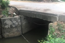 Nam sinh lop 10 tu vong duoi cong nuoc hinh anh