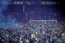 Cổ động viên tràn xuống sân trong ngày Everton trụ hạng