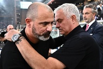 Mourinho bảo vệ HLV đối thủ
