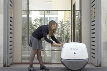 Robot chuyen hang nhan dien khuon mat sap ra mat hinh anh
