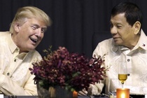TT Duterte hat tinh ca chao don TT Trump tai tiec chieu dai hinh anh