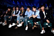 Nhung ky luc BTS thiet lap tren thi truong am nhac the gioi hinh anh
